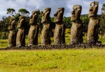 Ahu Akivi e os 7 Moais exploradores de Rapa Nui.